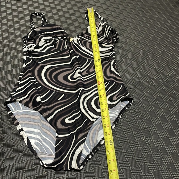 the coco reef black, white, gray swirl pattern one size bathing suit size 36D - Picture 5 of 12